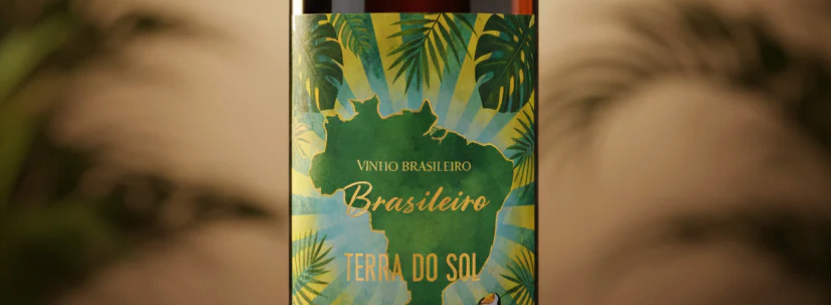 Garrafa de vinho com rótulo profissional pronta para comercialização.