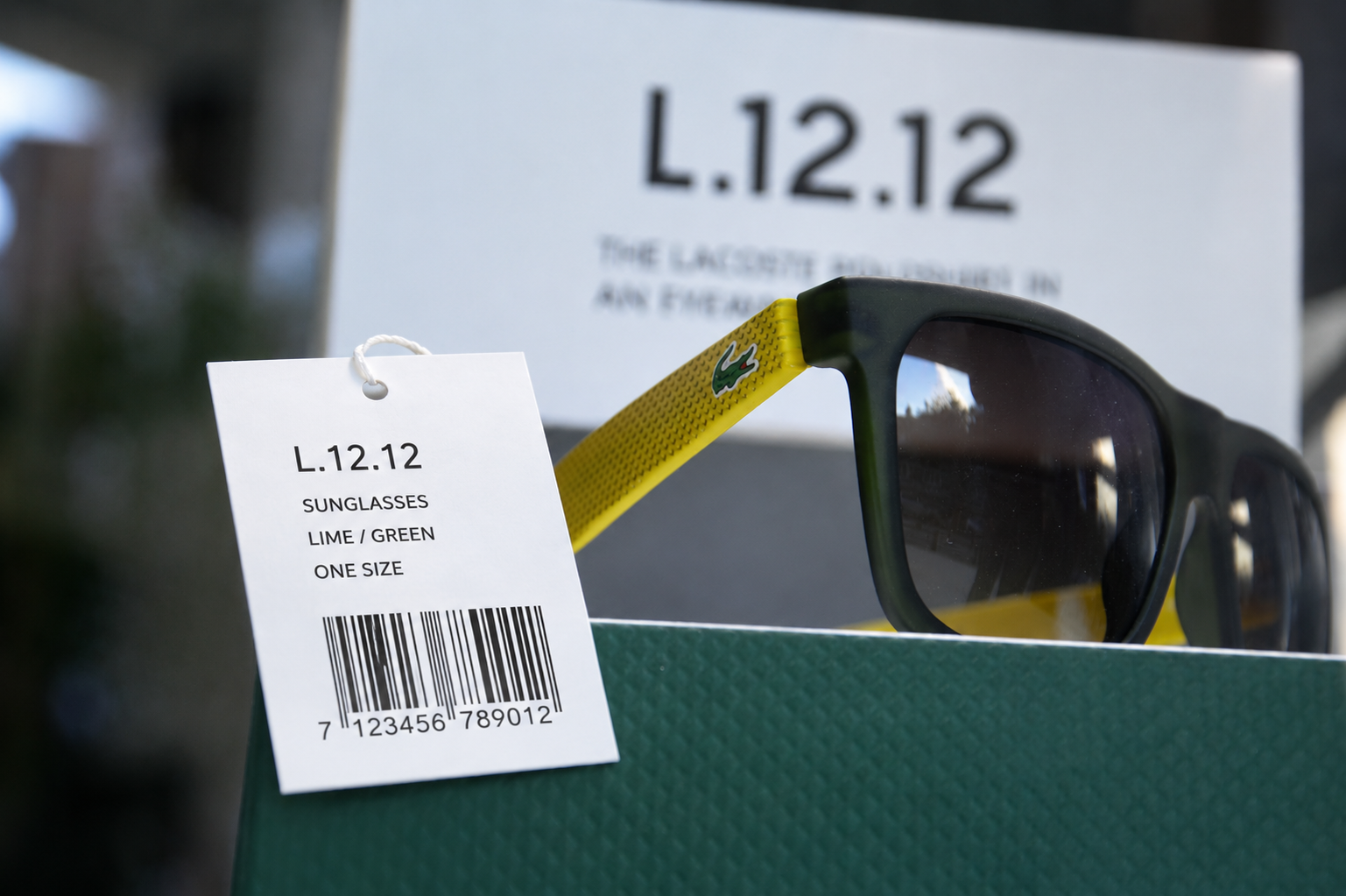 Etiqueta de produto com código de barras EAN-13 em um par de óculos de sol para identificação de produtos.